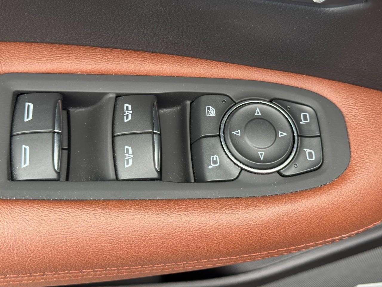 Cadillac XT5 Vehicle Full-screen Gallery Image 18