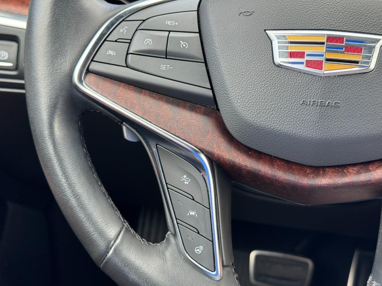 Cadillac XT5 Vehicle Full-screen Gallery Image 19