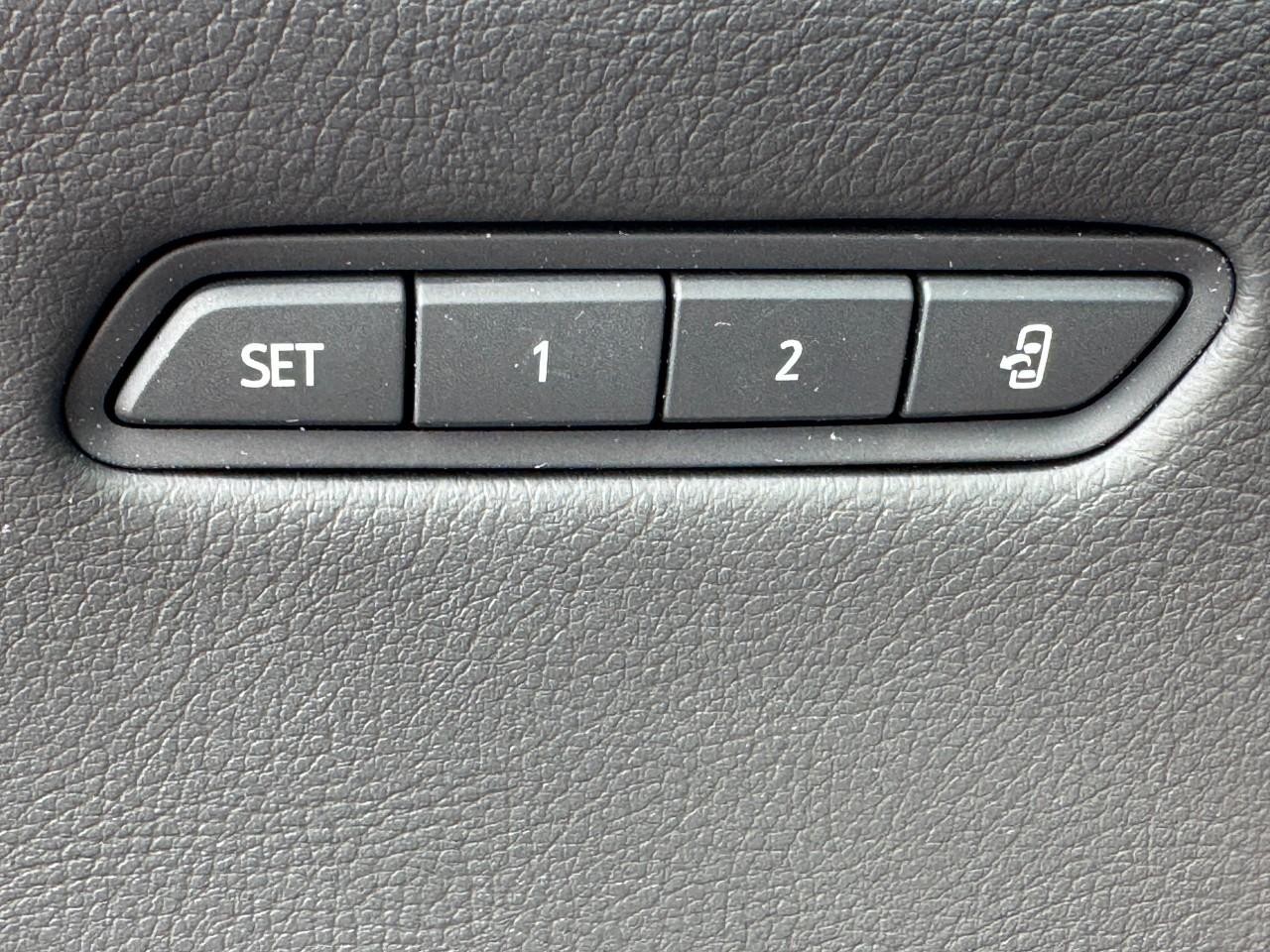 Cadillac XT5 Vehicle Full-screen Gallery Image 23