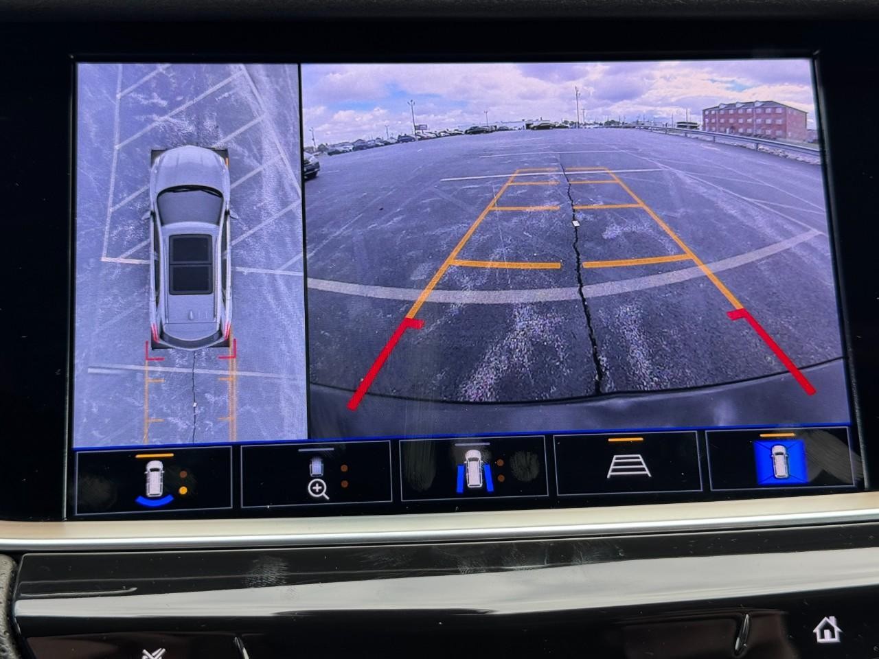 Cadillac XT5 Vehicle Full-screen Gallery Image 24
