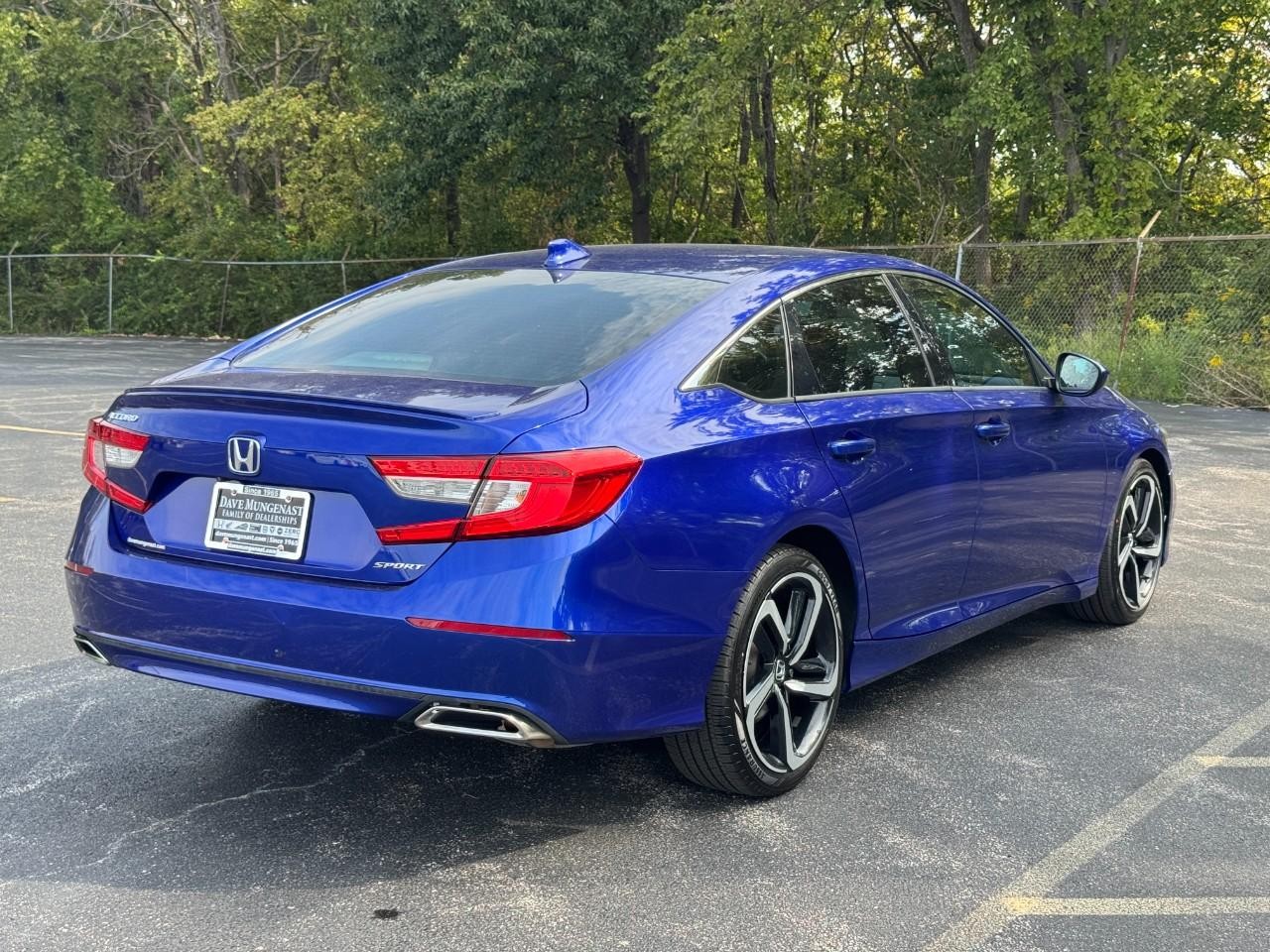 Honda Accord Sedan Vehicle Full-screen Gallery Image 04