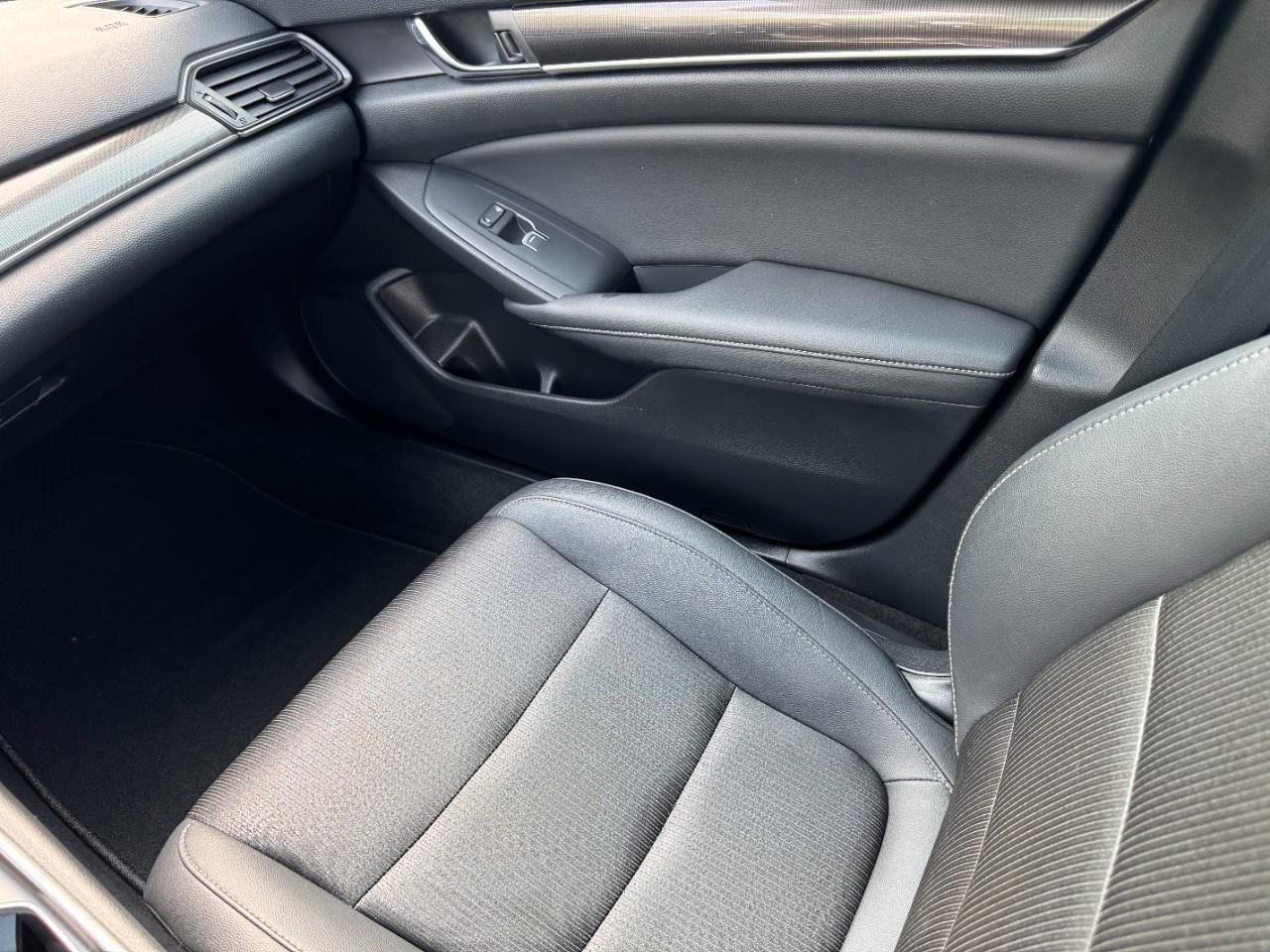 Honda Accord Sedan Vehicle Full-screen Gallery Image 17