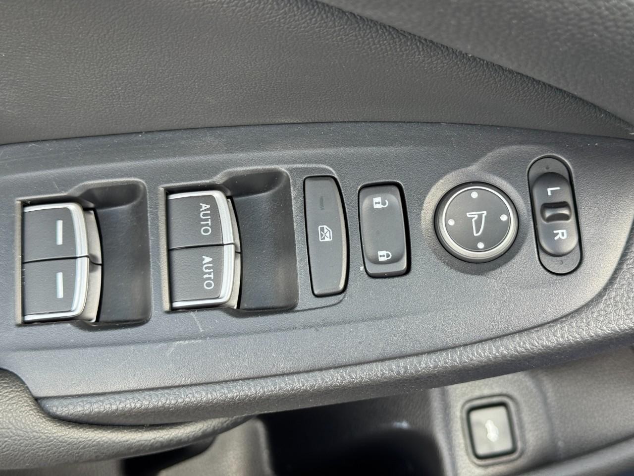 Honda Accord Sedan Vehicle Full-screen Gallery Image 19