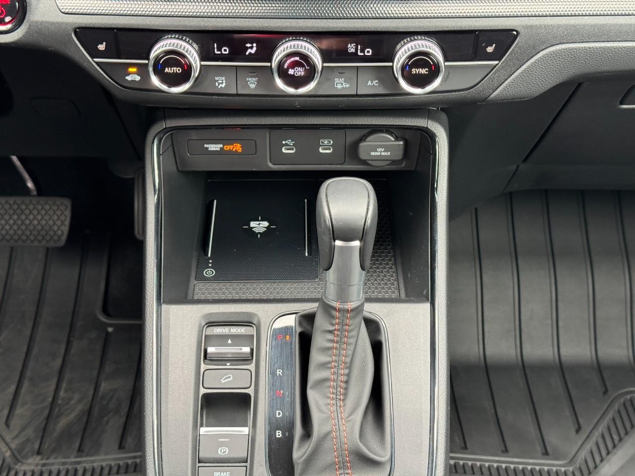 Honda CR-V Hybrid Vehicle Full-screen Gallery Image 16