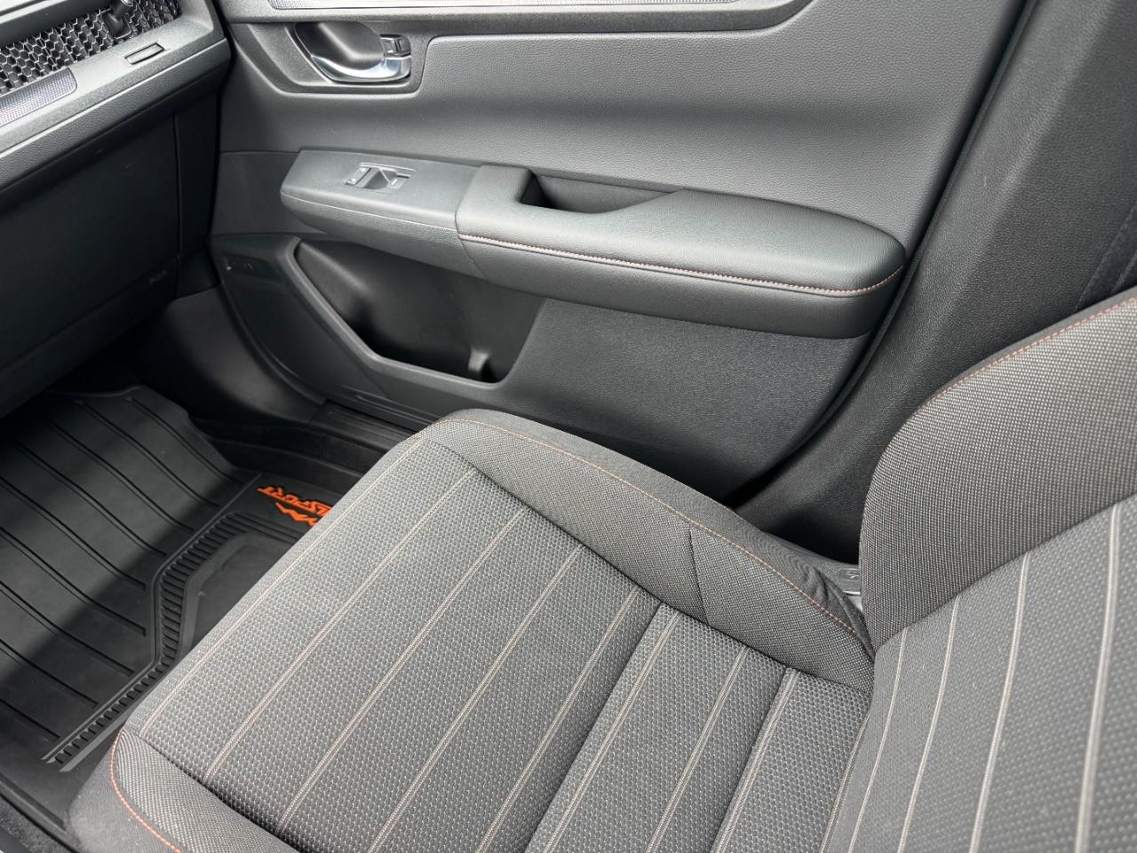 Honda CR-V Hybrid Vehicle Full-screen Gallery Image 17