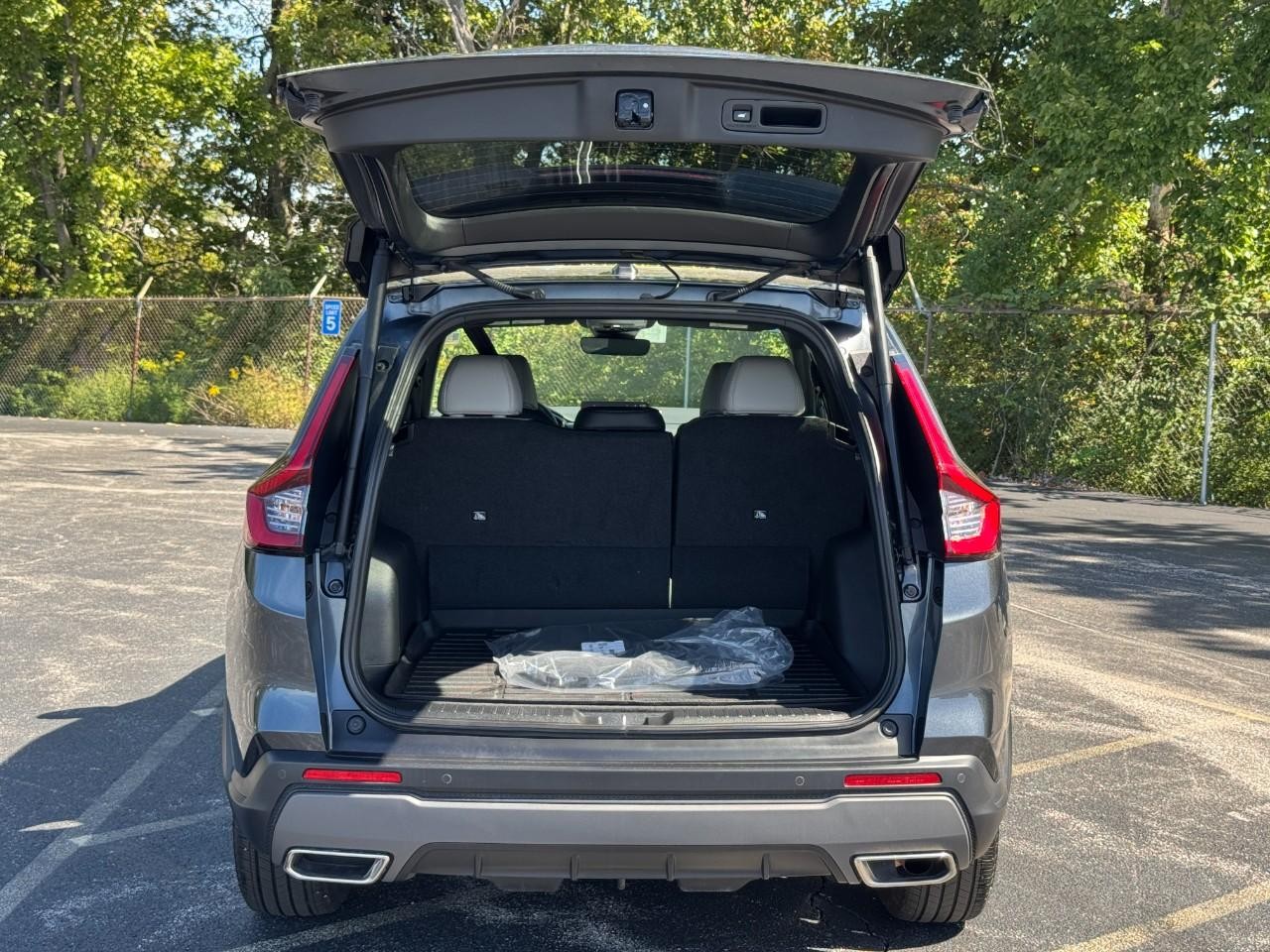 Honda CR-V Hybrid Vehicle Full-screen Gallery Image 06