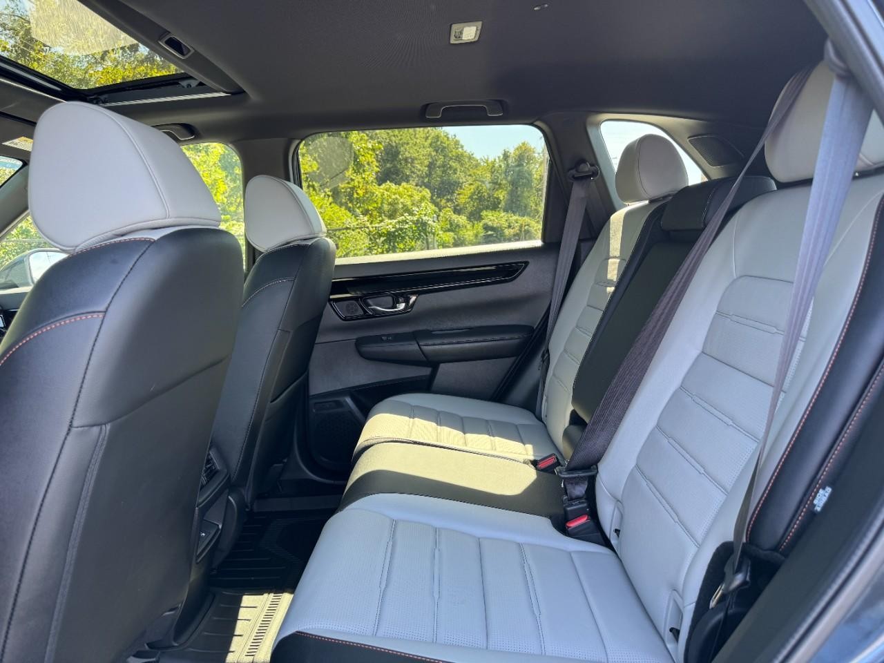 Honda CR-V Hybrid Vehicle Full-screen Gallery Image 12