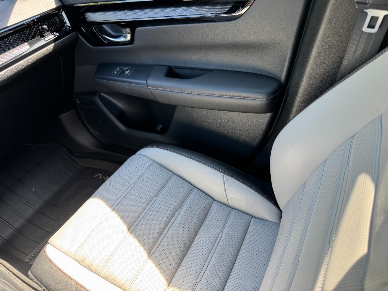 Honda CR-V Hybrid Vehicle Full-screen Gallery Image 17