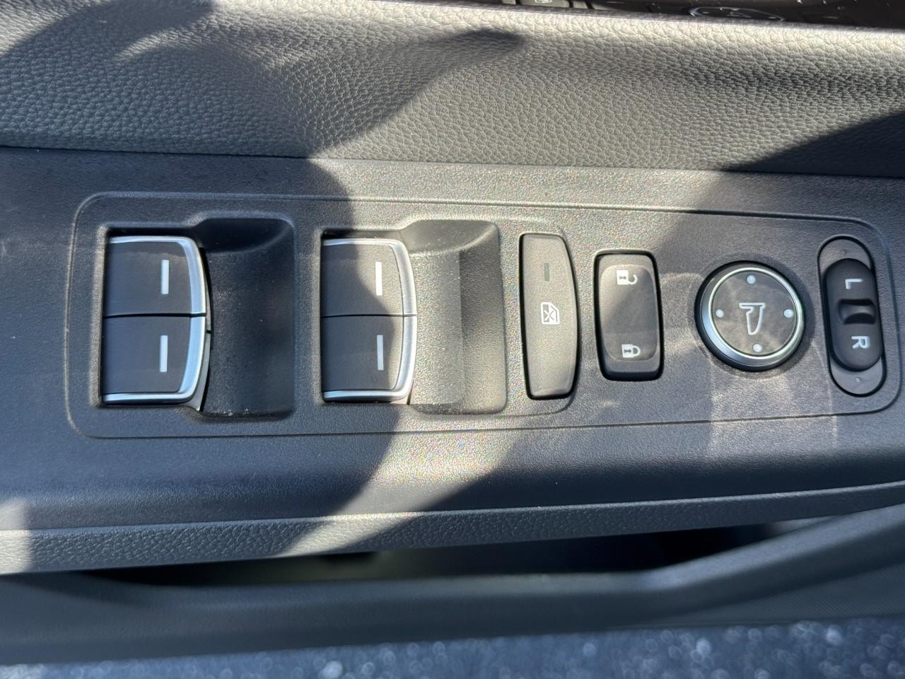 Honda CR-V Hybrid Vehicle Full-screen Gallery Image 19