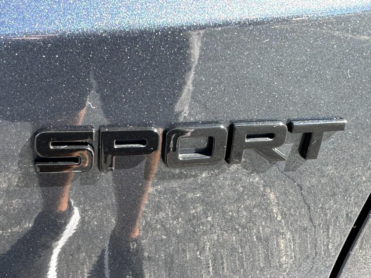 Honda CR-V Hybrid Vehicle Full-screen Gallery Image 05