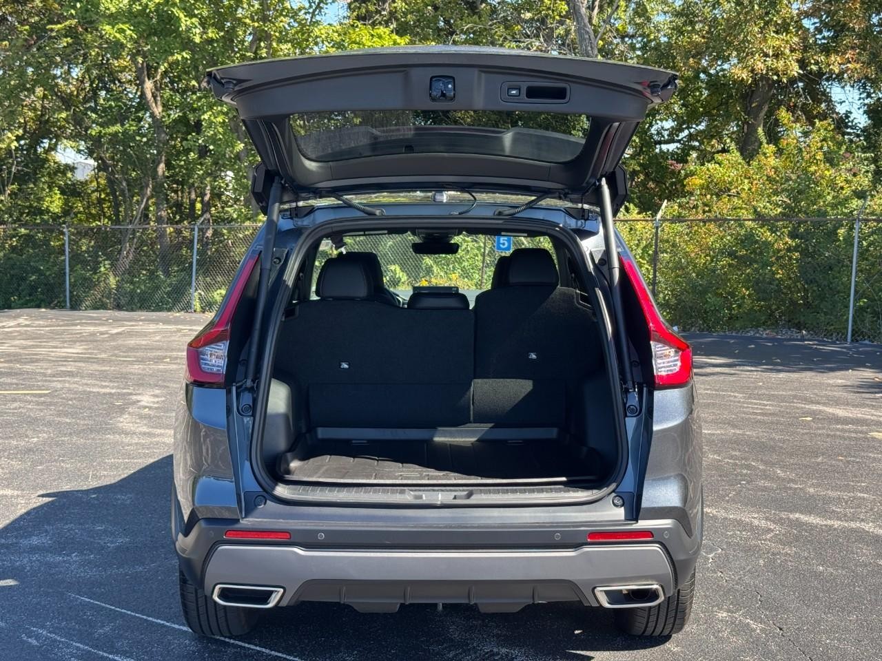 Honda CR-V Hybrid Vehicle Full-screen Gallery Image 06