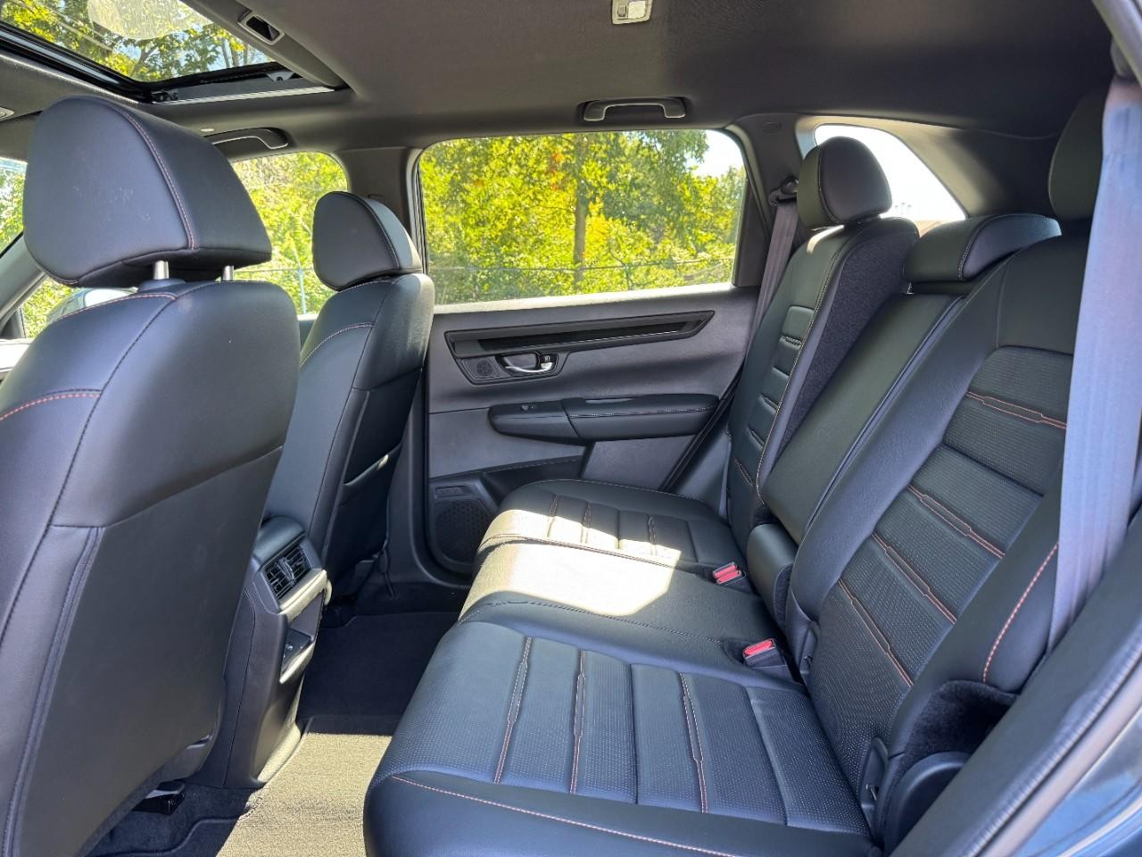 Honda CR-V Hybrid Vehicle Full-screen Gallery Image 12