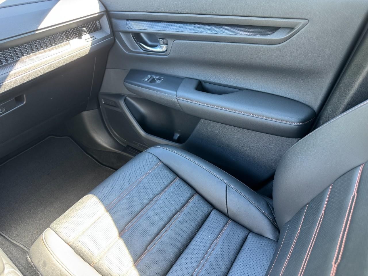 Honda CR-V Hybrid Vehicle Full-screen Gallery Image 17
