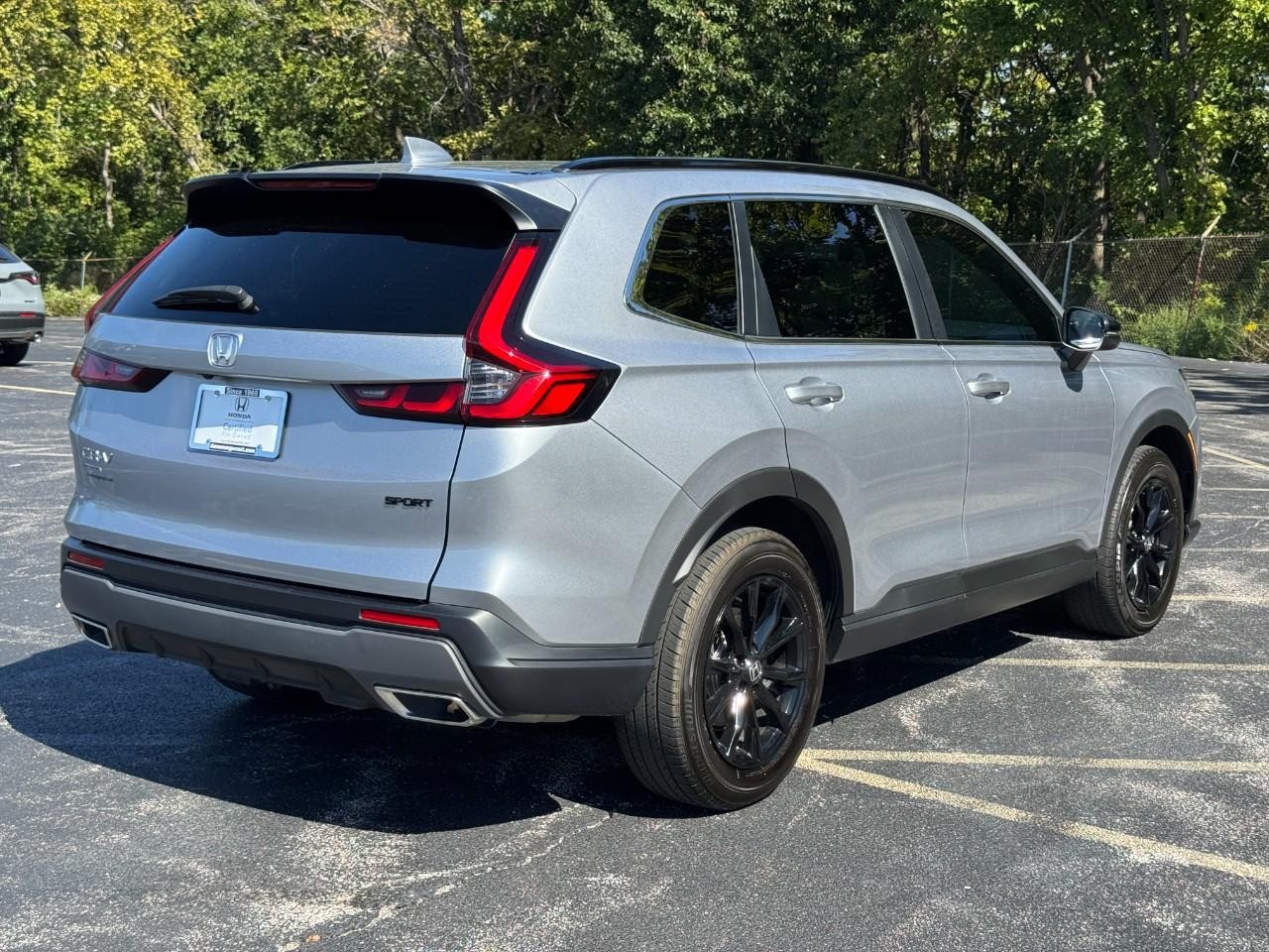 Honda CR-V Hybrid Vehicle Full-screen Gallery Image 04