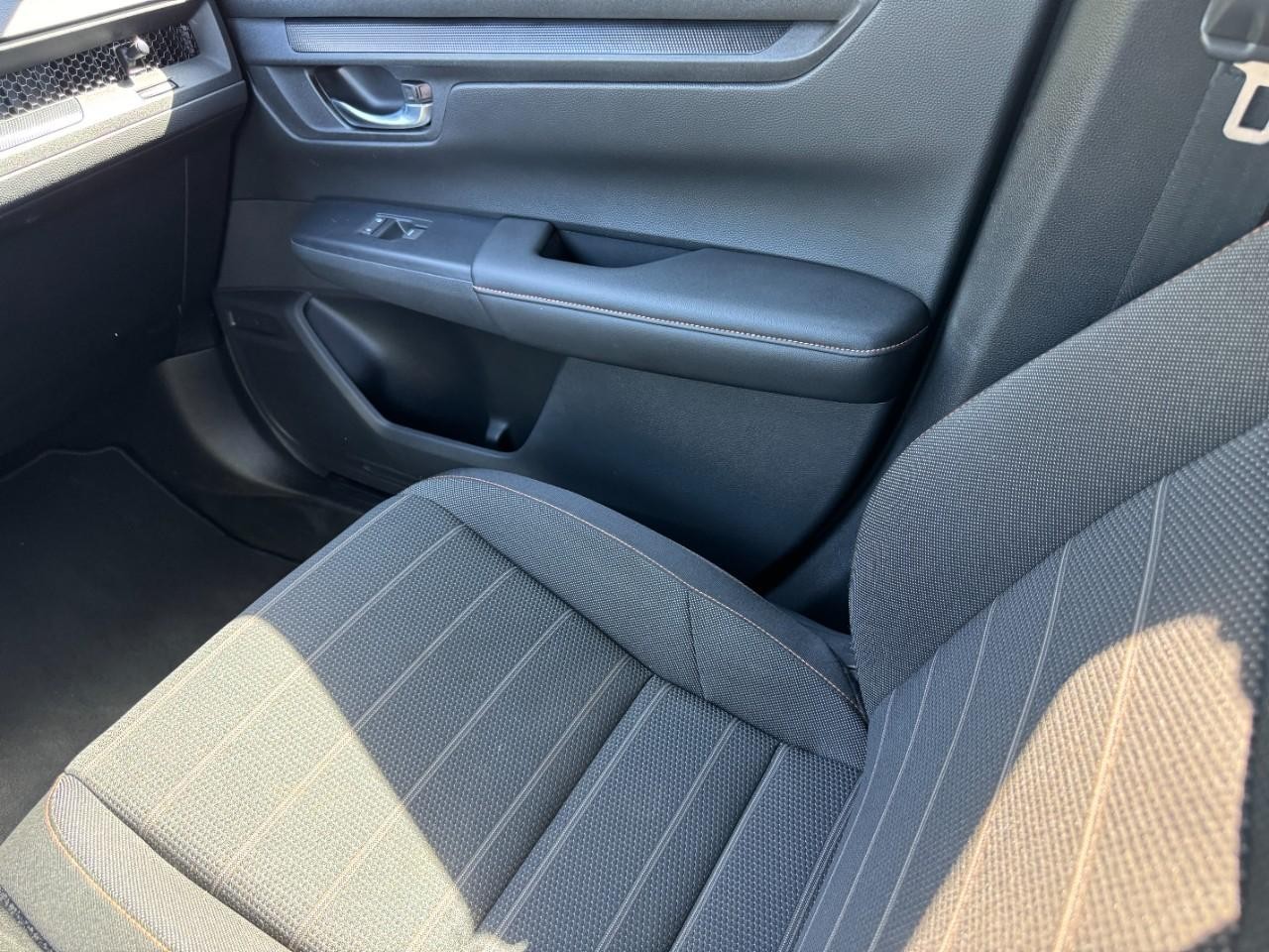 Honda CR-V Hybrid Vehicle Full-screen Gallery Image 17