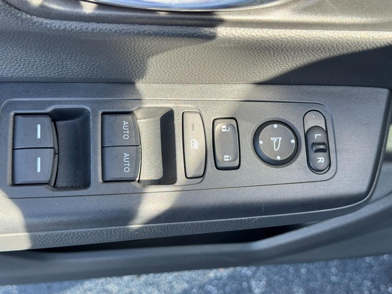 Honda CR-V Hybrid Vehicle Full-screen Gallery Image 19