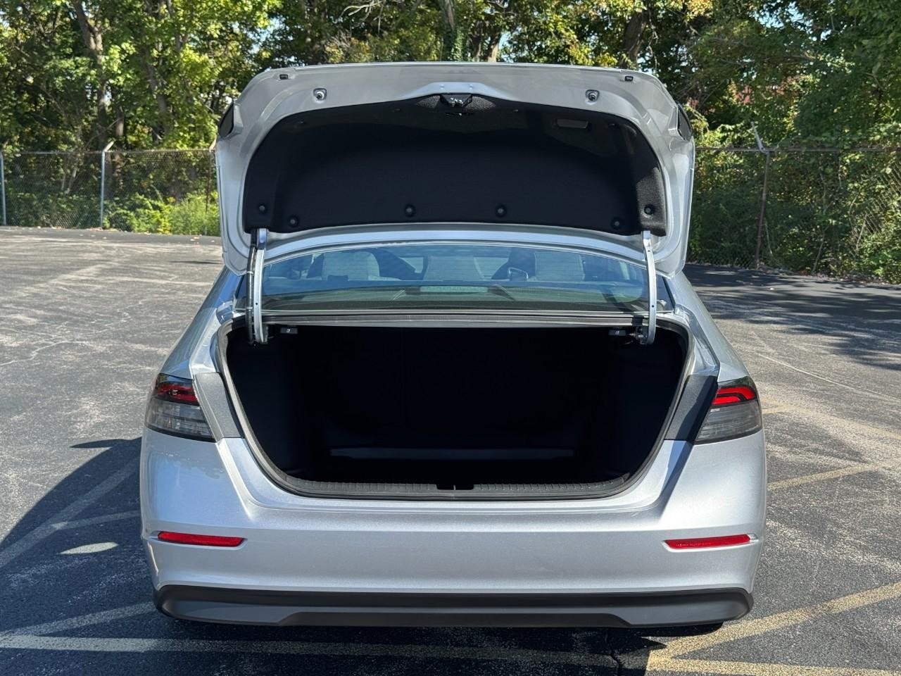 Honda Accord Sedan Vehicle Full-screen Gallery Image 05
