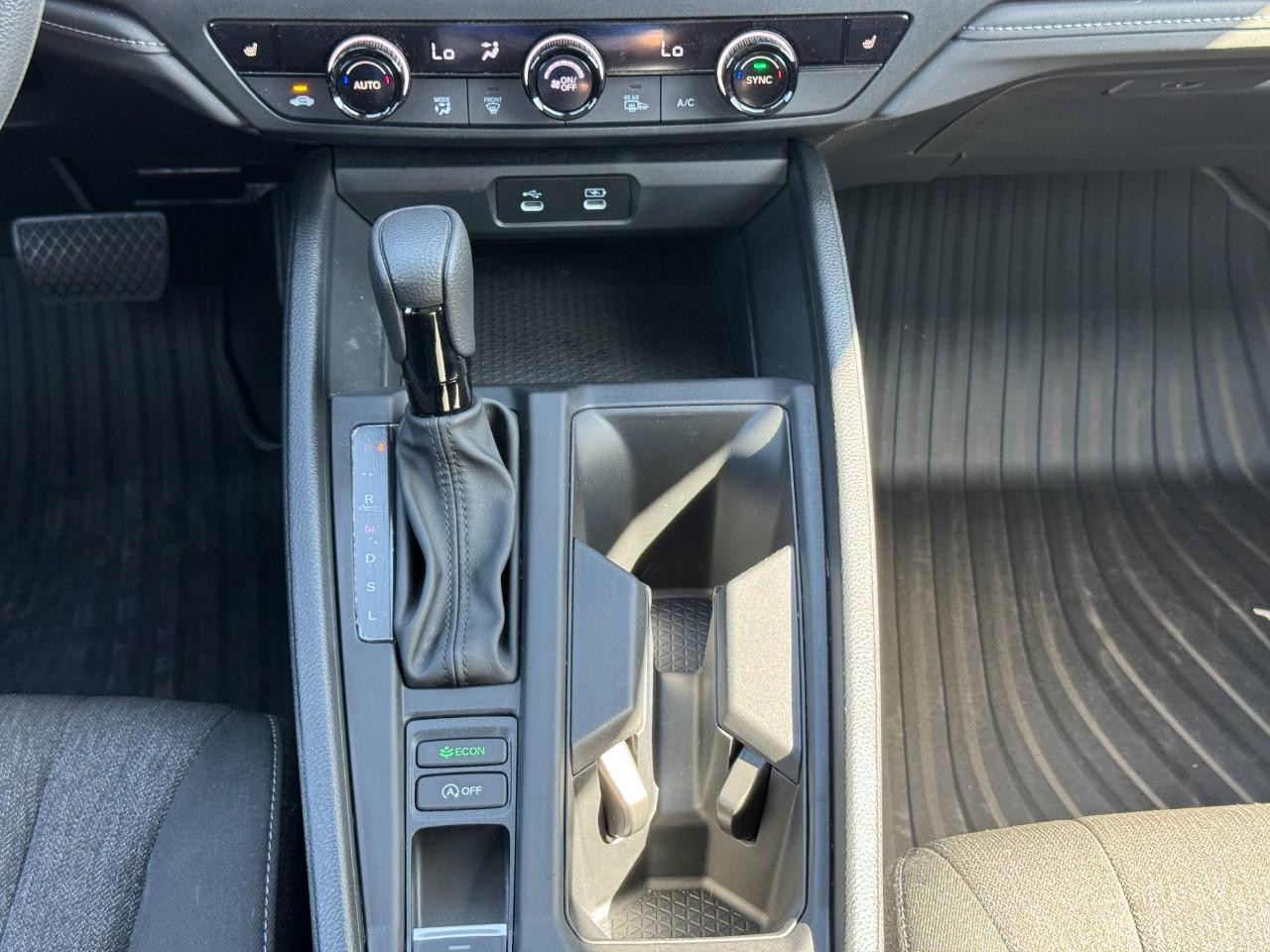 Honda Accord Sedan Vehicle Full-screen Gallery Image 15