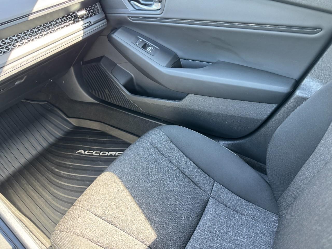 Honda Accord Sedan Vehicle Full-screen Gallery Image 16