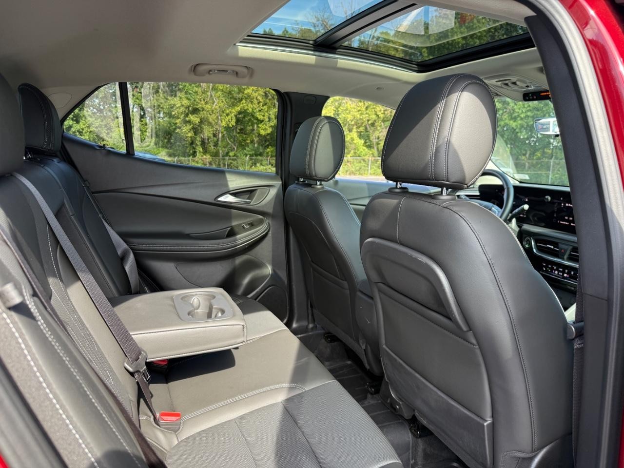 Buick Encore GX Vehicle Full-screen Gallery Image 10