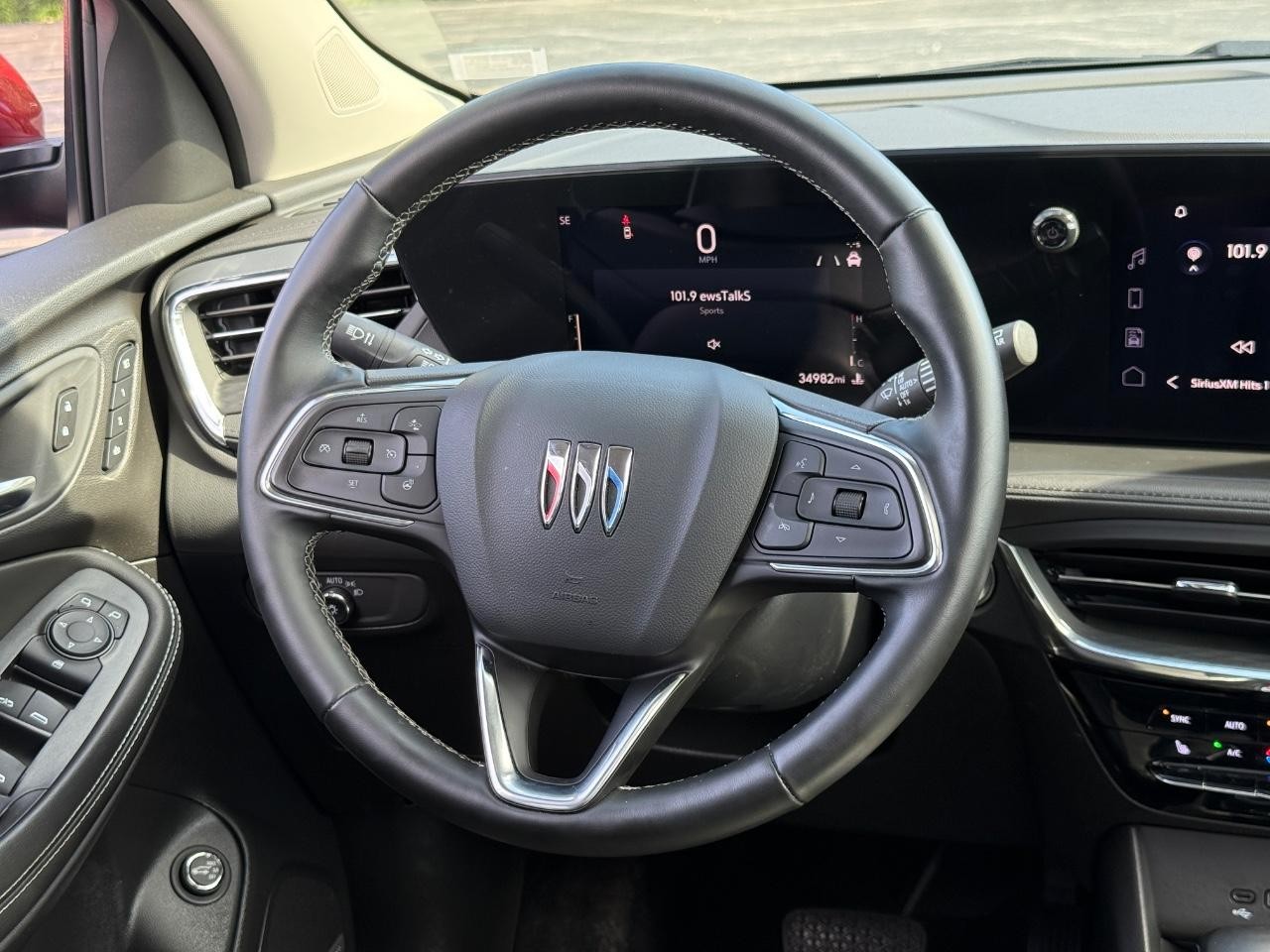 Buick Encore GX Vehicle Full-screen Gallery Image 12