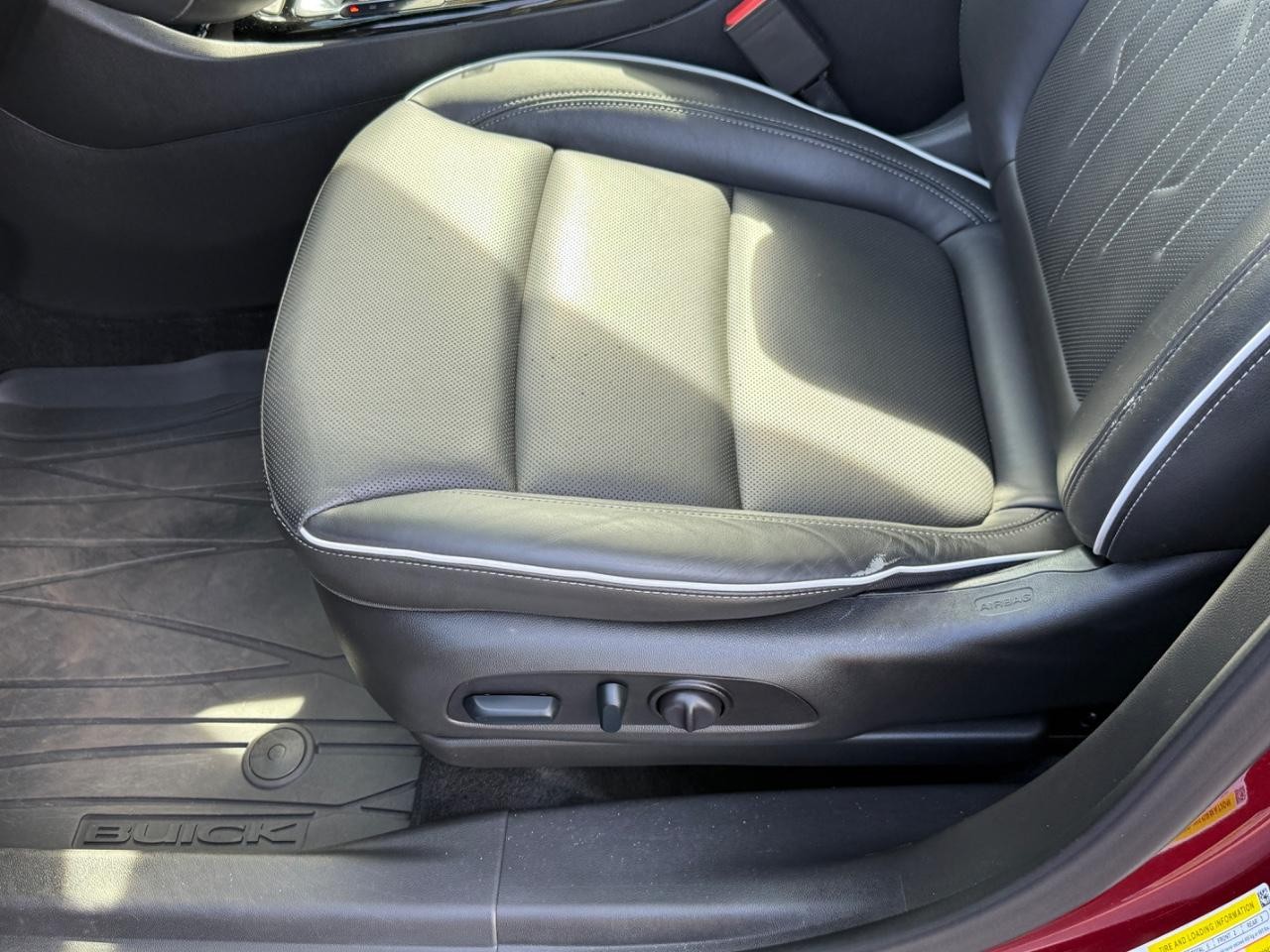 Buick Encore GX Vehicle Full-screen Gallery Image 17