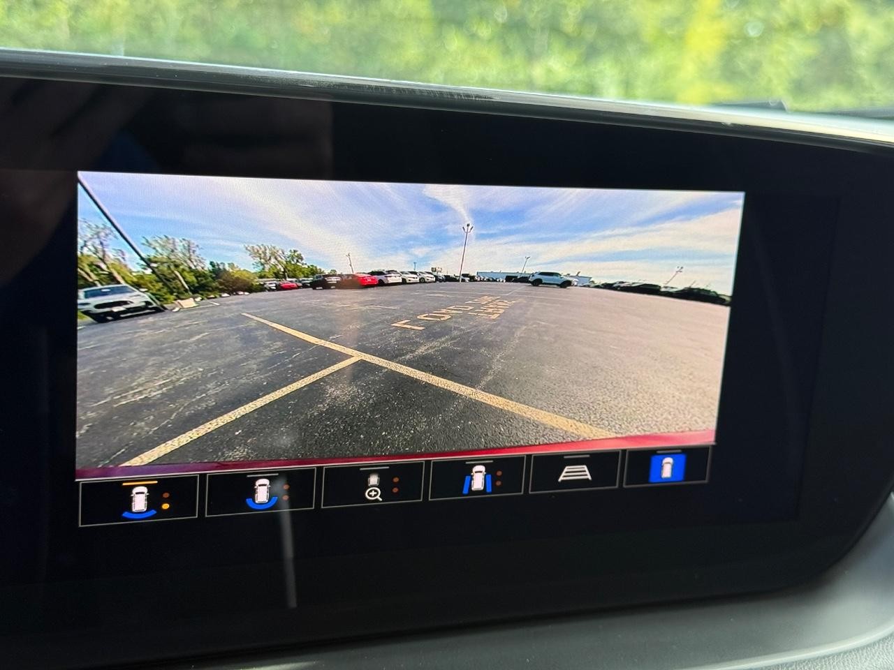 Buick Encore GX Vehicle Full-screen Gallery Image 22