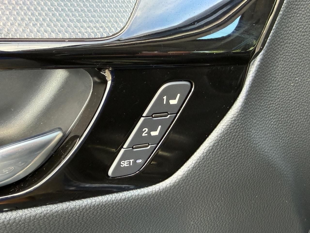 Honda CR-V Vehicle Full-screen Gallery Image 16