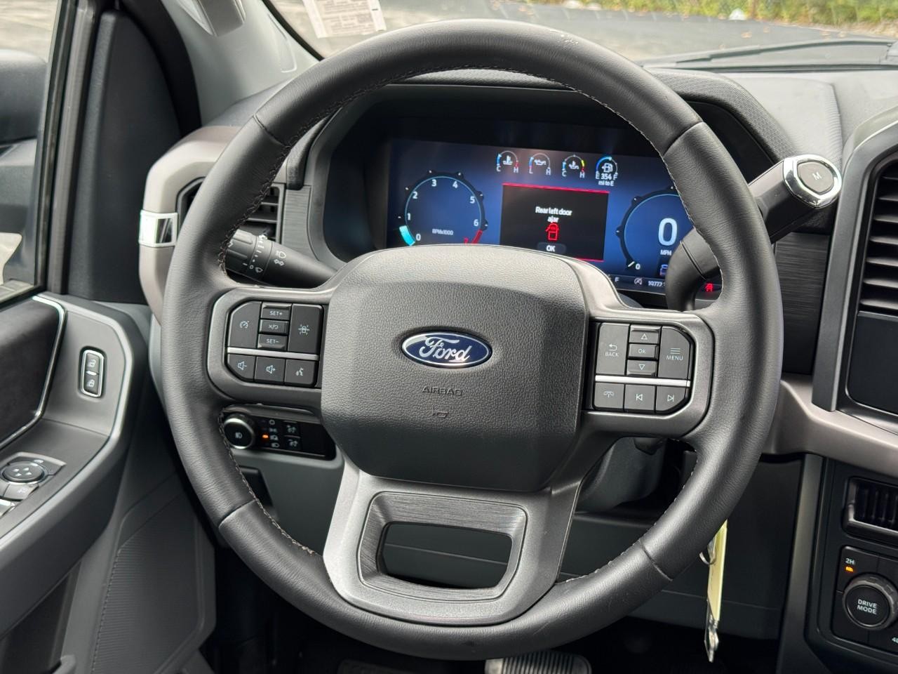 Ford F-150 Vehicle Full-screen Gallery Image 14
