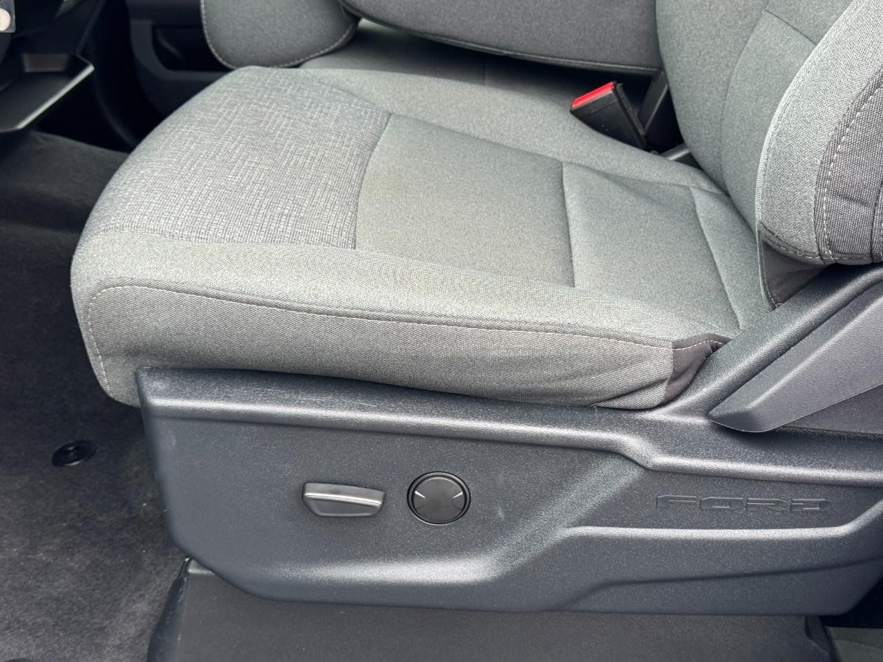 Ford F-150 Vehicle Full-screen Gallery Image 17