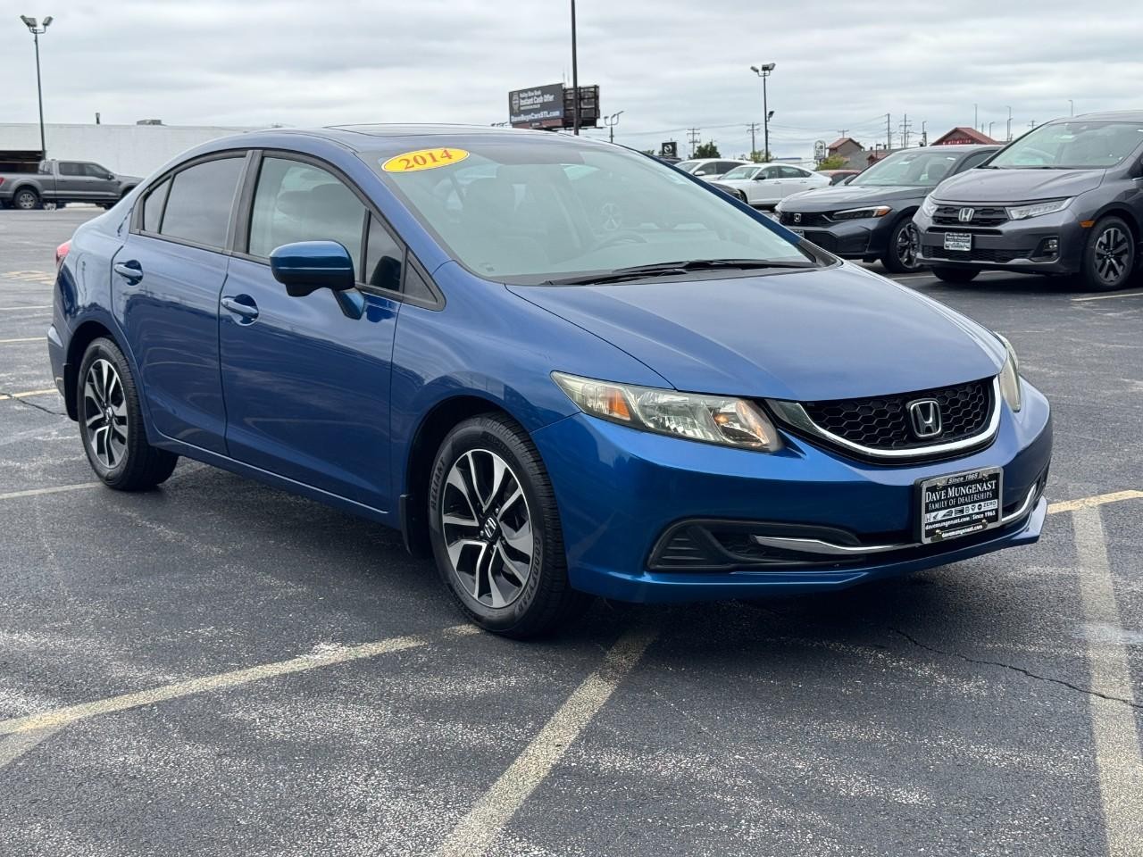 Honda Civic Sedan Vehicle Full-screen Gallery Image 02