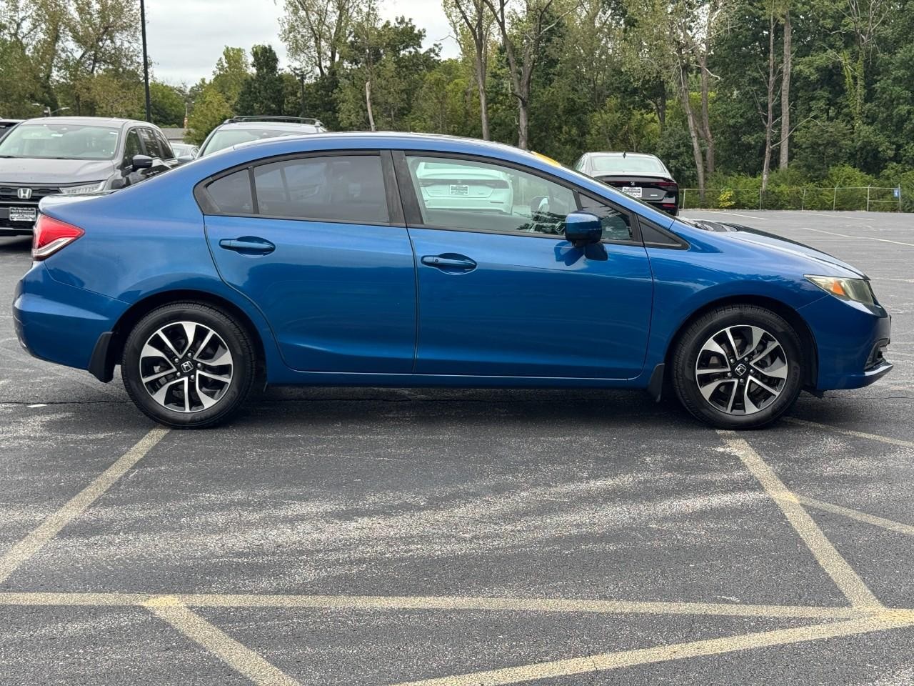 Honda Civic Sedan Vehicle Full-screen Gallery Image 03