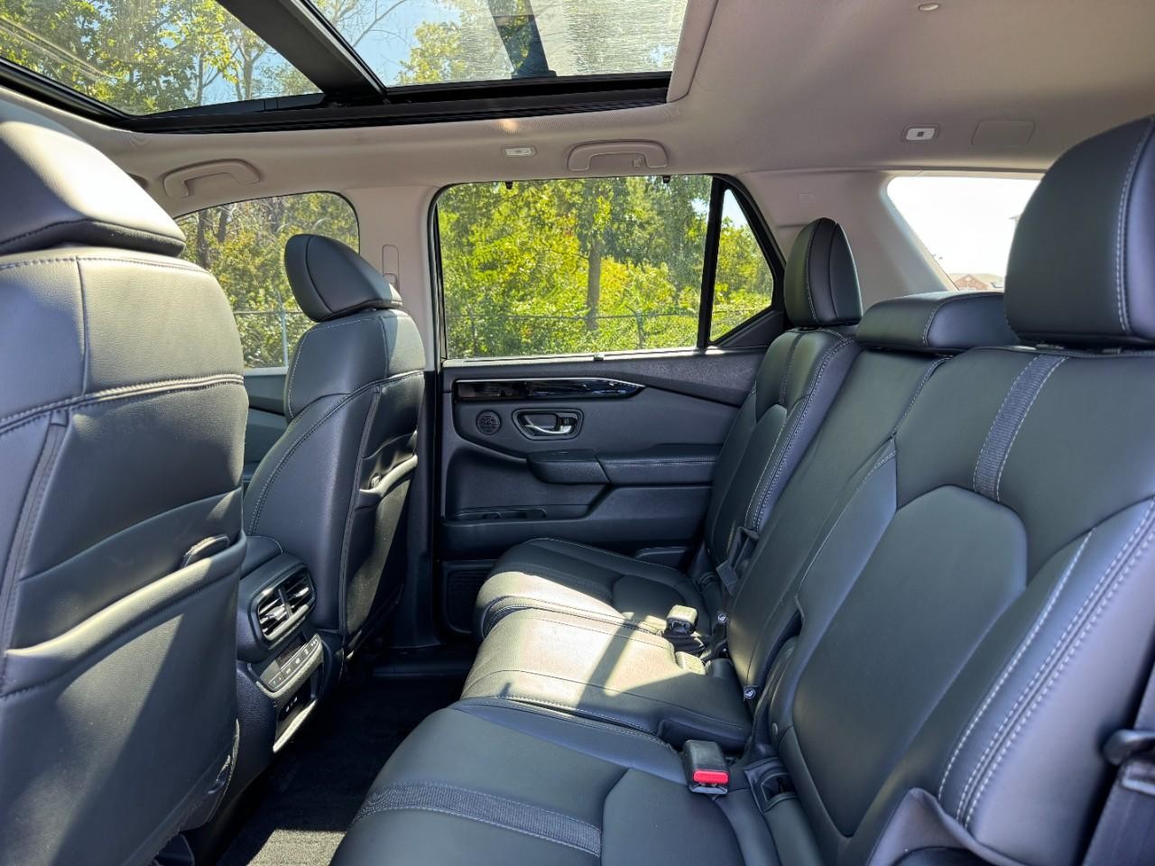 Honda Pilot Vehicle Full-screen Gallery Image 12