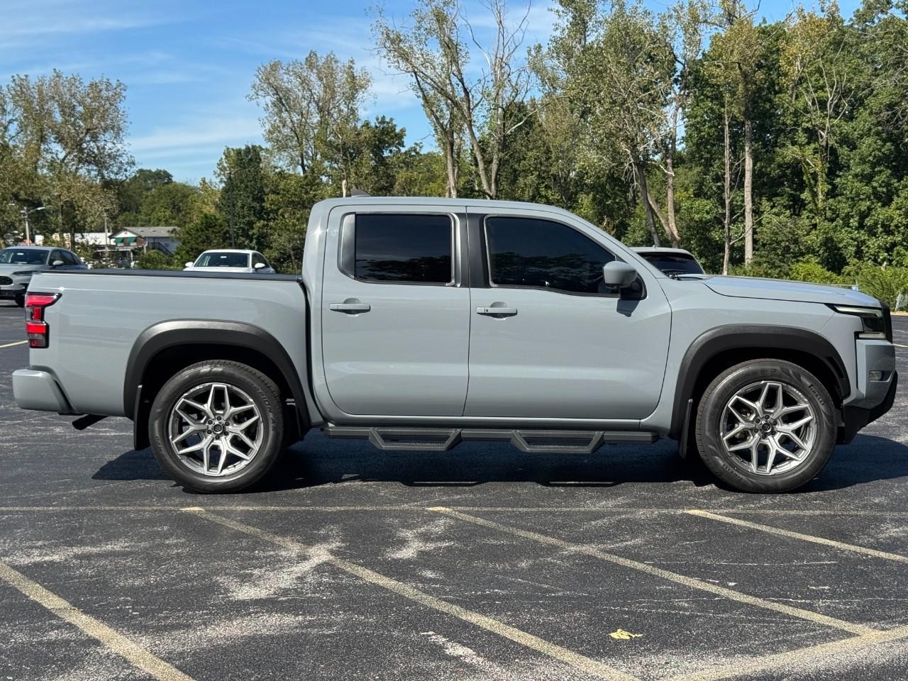 Nissan Frontier Vehicle Full-screen Gallery Image 03