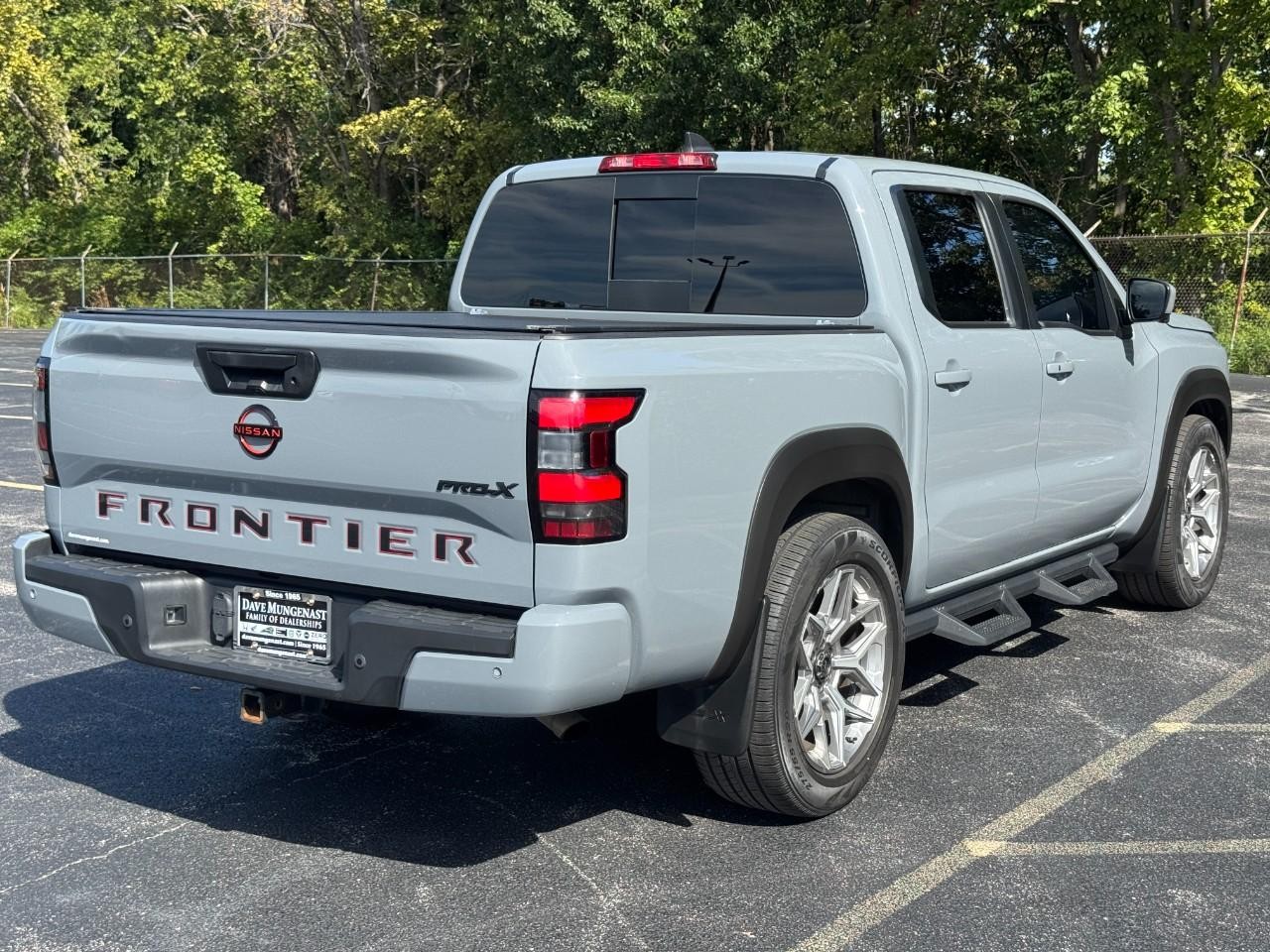 Nissan Frontier Vehicle Full-screen Gallery Image 04