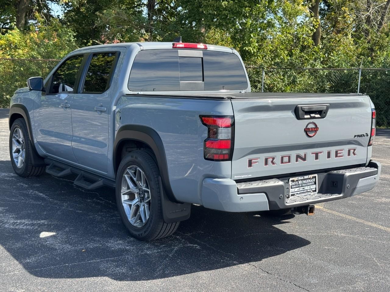 Nissan Frontier Vehicle Full-screen Gallery Image 08