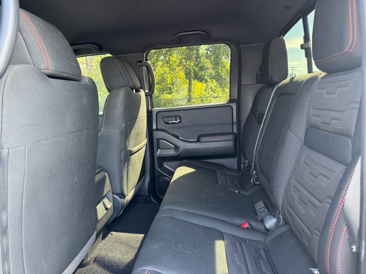 Nissan Frontier Vehicle Full-screen Gallery Image 12