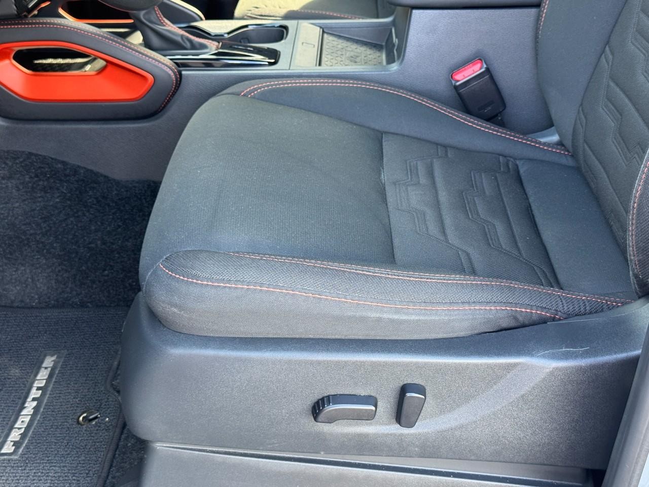 Nissan Frontier Vehicle Full-screen Gallery Image 18