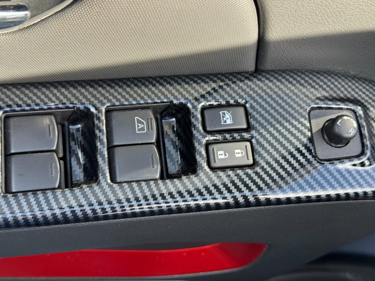 Nissan Frontier Vehicle Full-screen Gallery Image 19