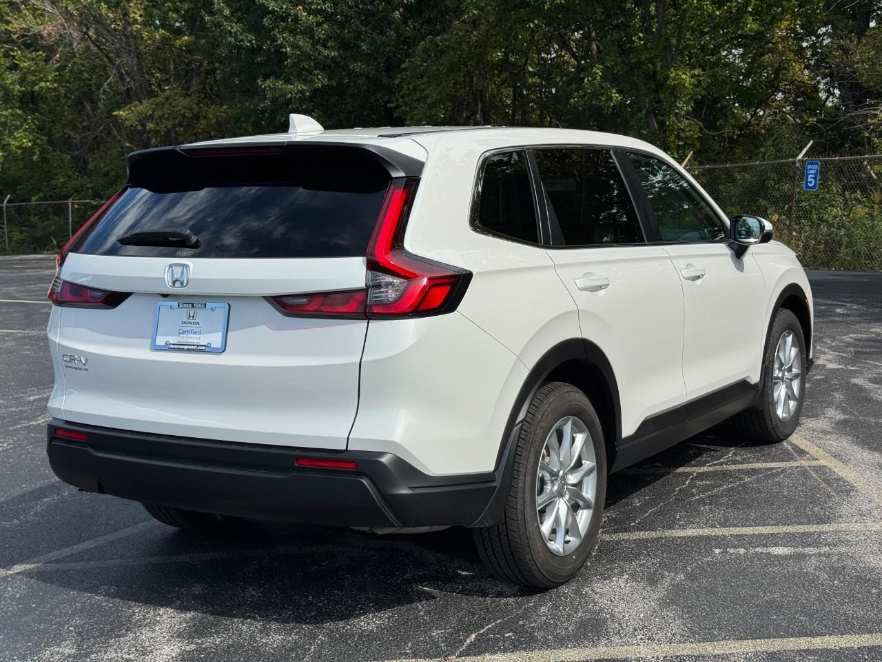 Honda CR-V Vehicle Full-screen Gallery Image 04