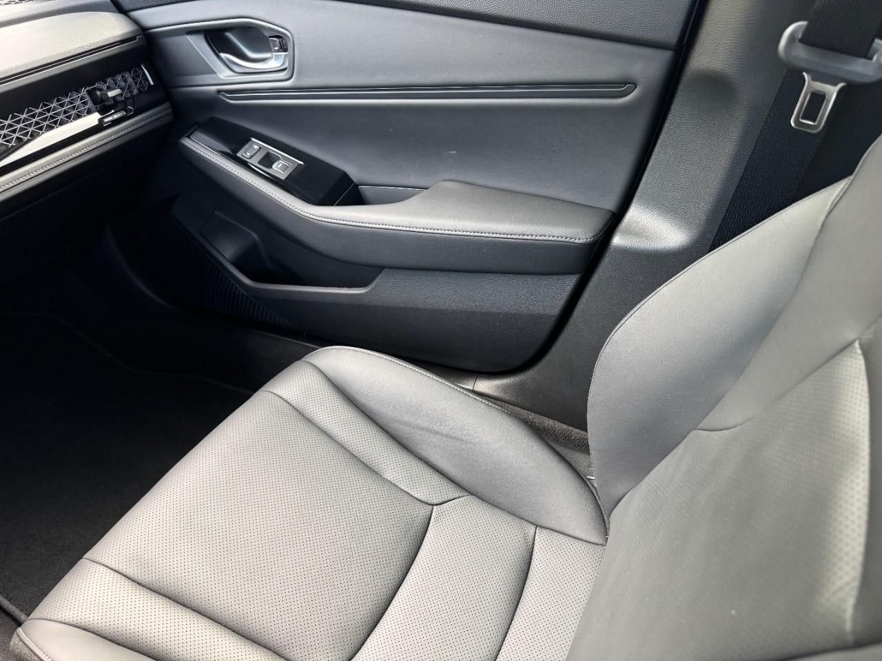 Honda Accord Hybrid Vehicle Full-screen Gallery Image 16