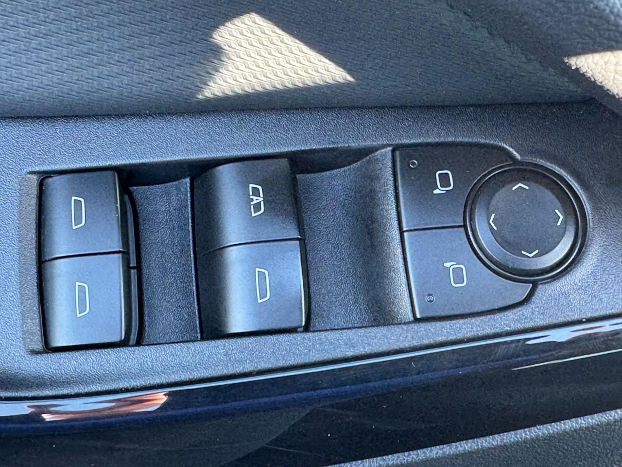 Chevrolet Equinox Vehicle Full-screen Gallery Image 17