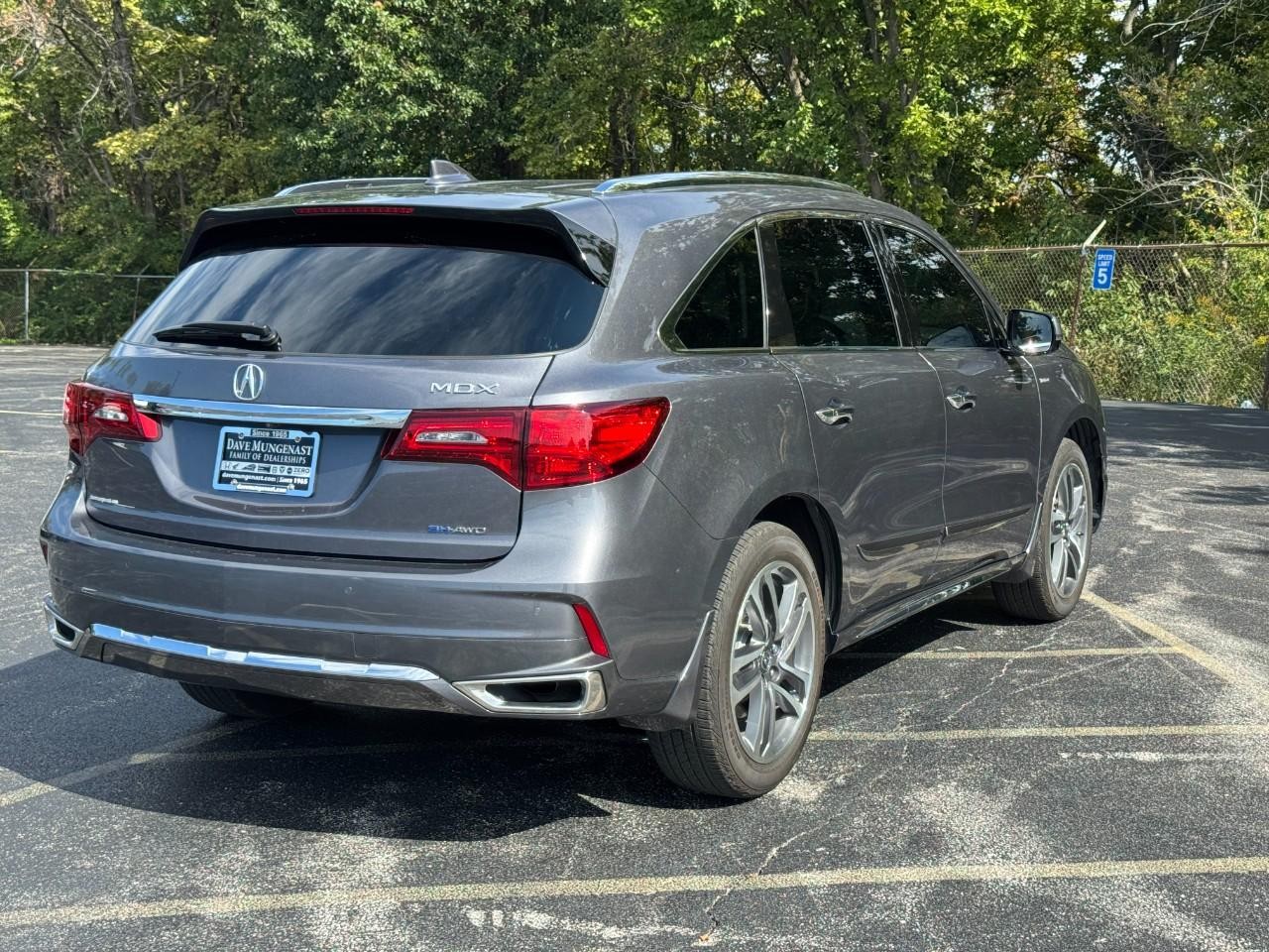 Acura MDX Vehicle Full-screen Gallery Image 04