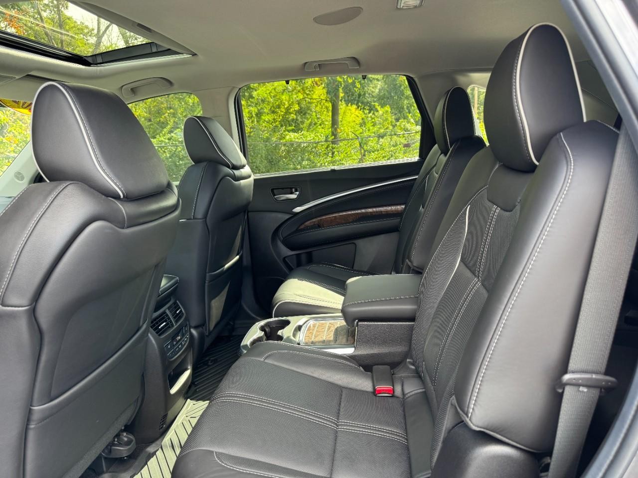 Acura MDX Vehicle Full-screen Gallery Image 12
