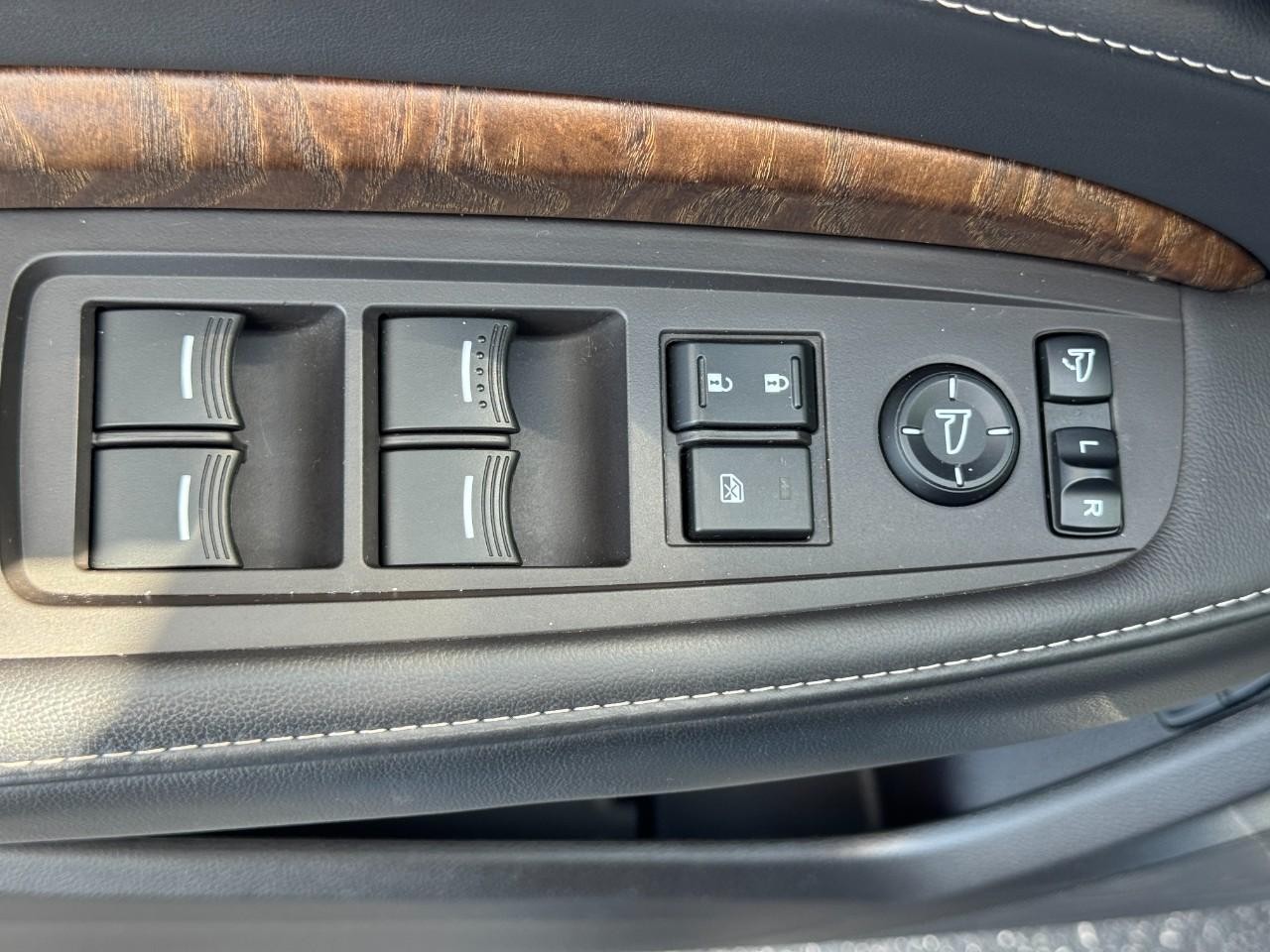 Acura MDX Vehicle Full-screen Gallery Image 20