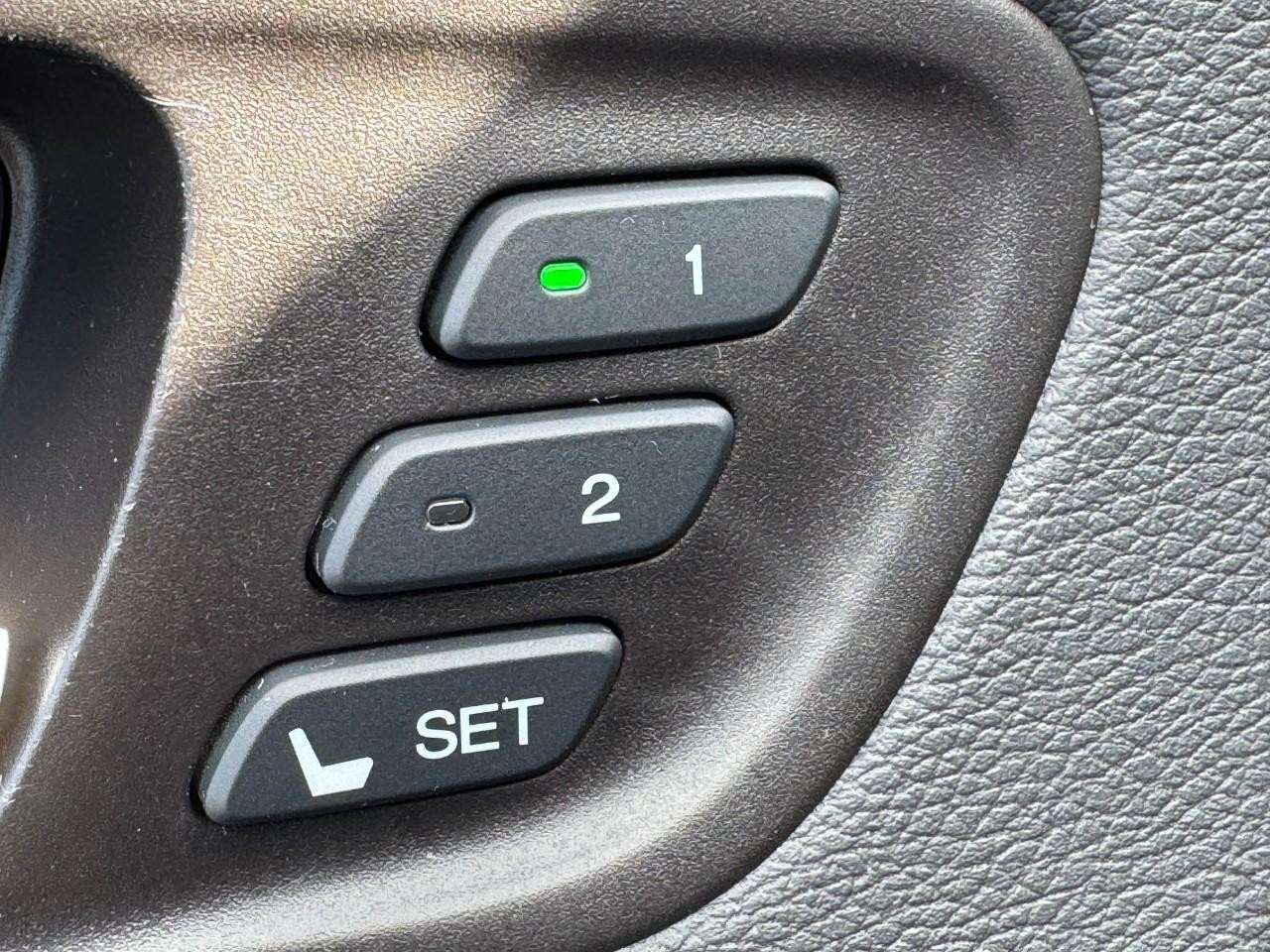 Acura MDX Vehicle Full-screen Gallery Image 21