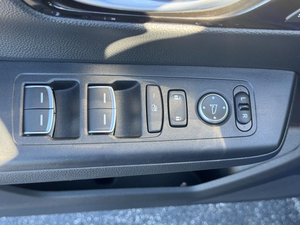 Honda CR-V Hybrid Vehicle Full-screen Gallery Image 19