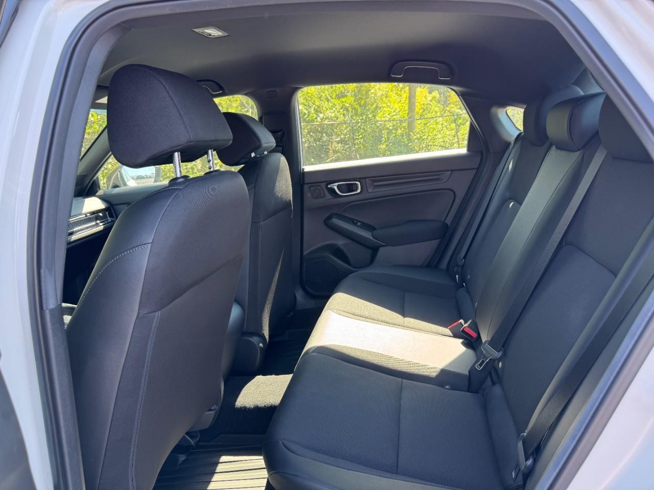 Honda Civic Hatchback Vehicle Full-screen Gallery Image 12