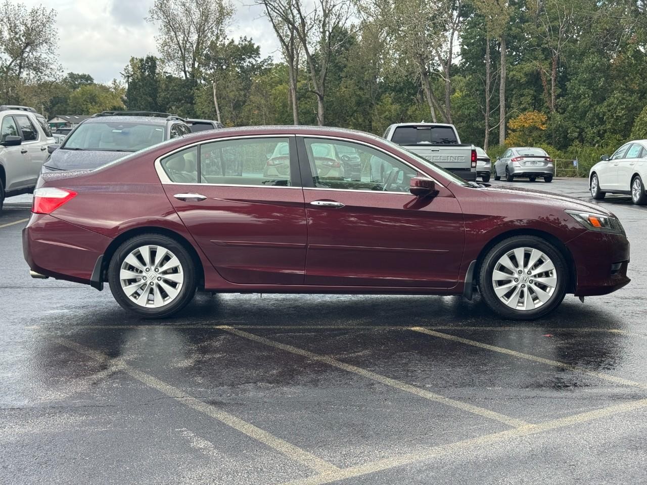 Honda Accord Sedan Vehicle Full-screen Gallery Image 03