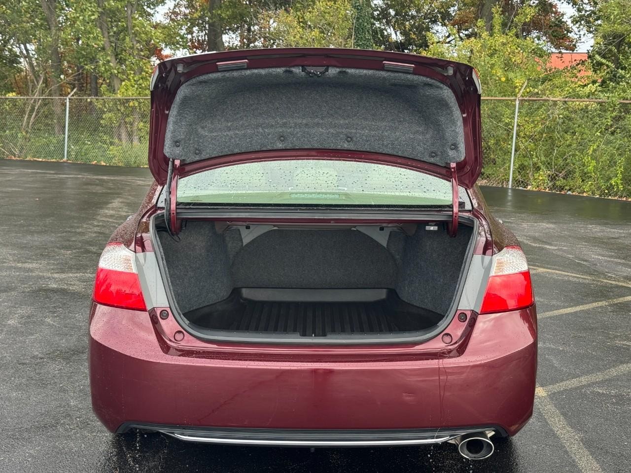 Honda Accord Sedan Vehicle Full-screen Gallery Image 05